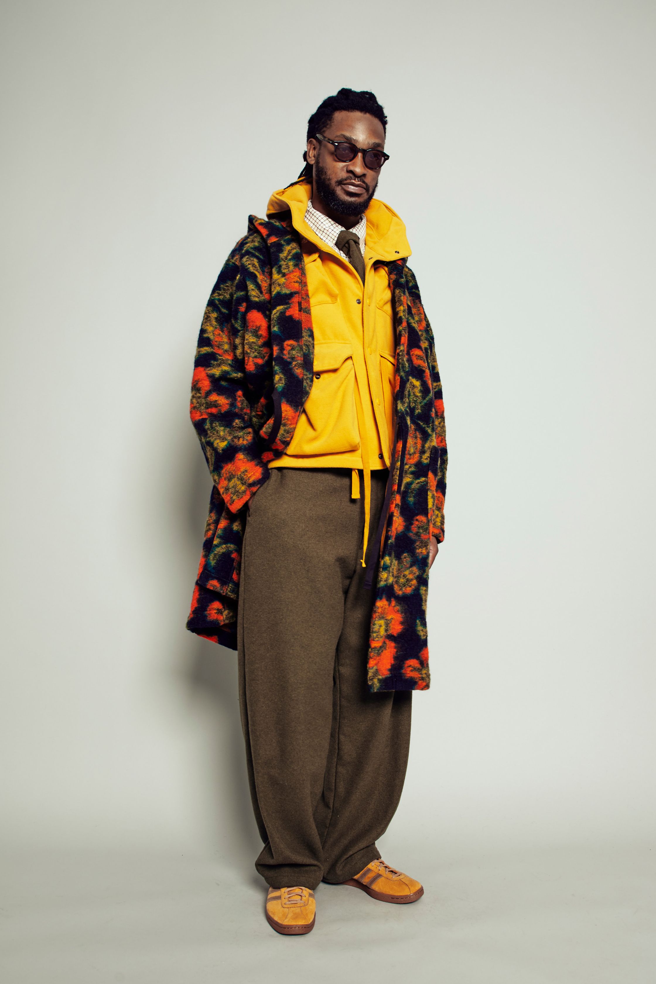Engineered Garments 2026秋冬延续其一贯的“理性实用主义”，以军装、工装与户外系统为基础，通过面料、层次与比例的精细调配，构建高度可信的日常衣橱。迷彩、棉麻、羊毛与功能口袋并非装饰，而是生活逻辑的自然延伸。这是一种不依赖潮流语言的成熟风格，强调长期穿着价值与真实生活场景-顽石频道趋势研究